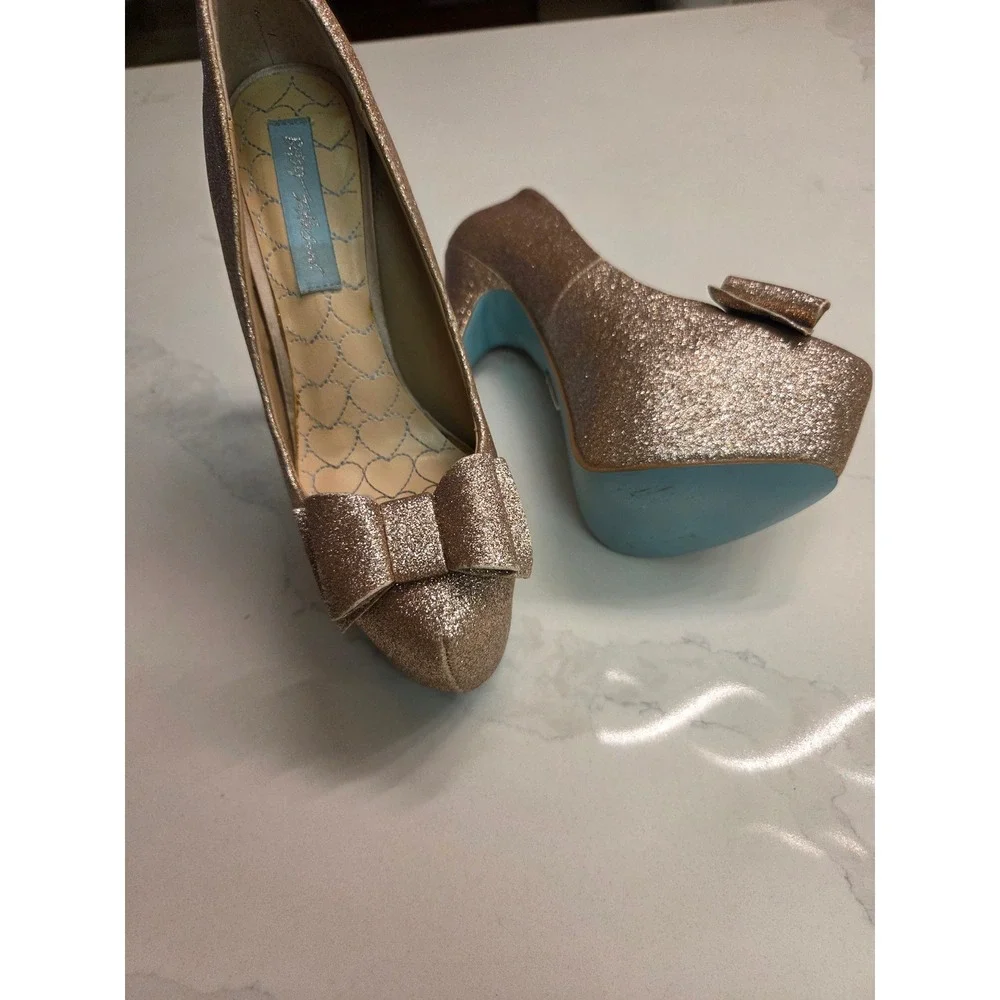Betsey Johnson Blue SB-GIGI Champagne Gold Glitter Lace Bow Platform Pumps 6B